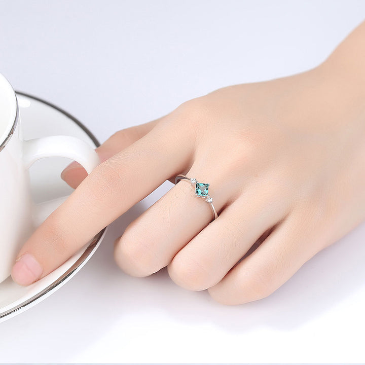 4 Prong Square Emerald Gemstone 2 CZ Diamonds Wedding Ring